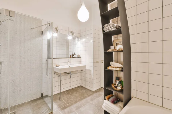 Ampio bagno beige con cabina doccia — Foto Stock