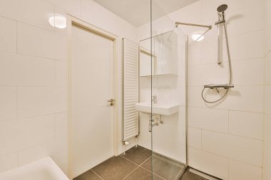 Lavabo ve küvet duş kabininin yanında.