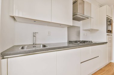 Beyaz mobilyalı modern mutfağın içi.