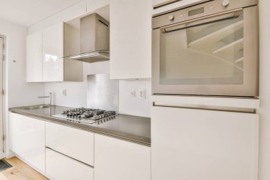 Beyaz mobilyalı modern mutfağın içi.