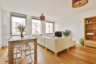 Modern dairede şık bir oturma odası.