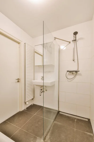 Lavabo ve küvet duş kabininin yanında. — Stok fotoğraf