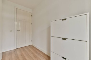 Depolama mobilyaları olan geniş bir odanın içinde.