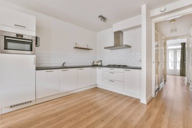 Beyaz mobilyalı modern mutfağın içi.