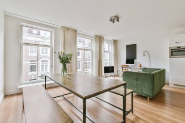 Geniş açık mutfak ve oturma odası.