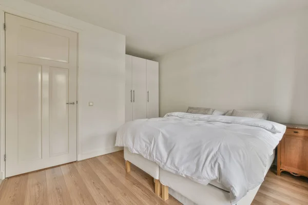 Helles Schlafzimmer mit Holzschrank — Stockfoto