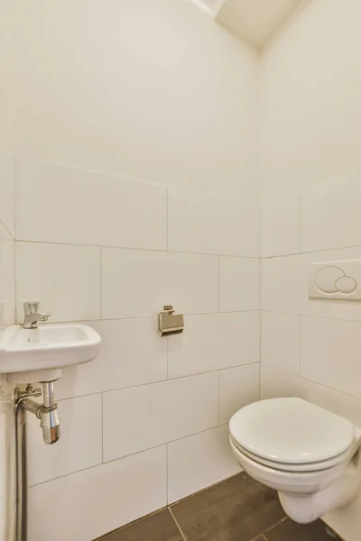 작은 싱크대가 있는 간단 한 화장실 — 스톡 사진
