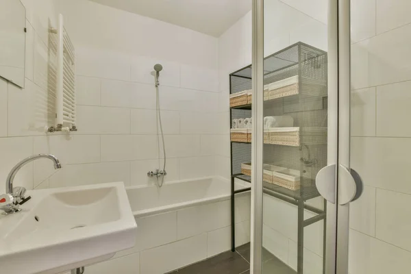 Umyvadlo a zrcadlo v moderní koupelně — Stock fotografie