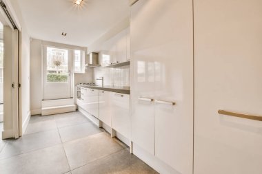 Beyaz mobilyalı modern mutfağın içi.