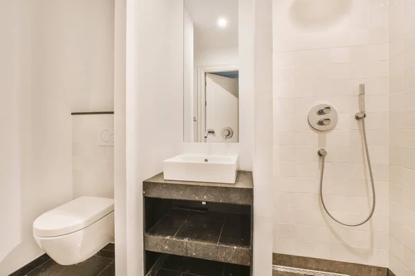 Toaleta z kabiną prysznicową, WC i umywalką — Zdjęcie stockowe