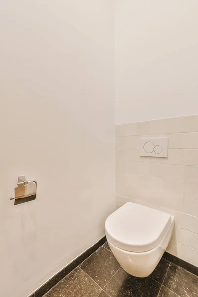 Enkel toalett med liten handfat — Stockfoto