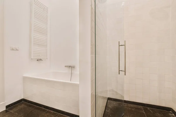Duschlåda i modernt badrum — Stockfoto