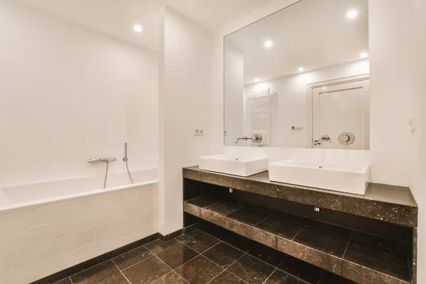 Fregadero en cuarto de baño moderno en casa —  Fotos de Stock