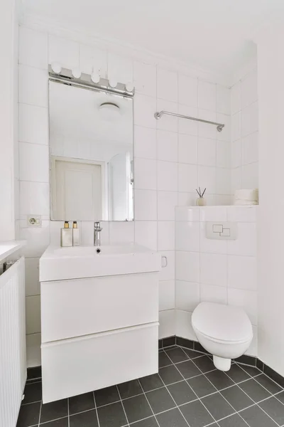 Bagno con wc e lavandino — Foto Stock