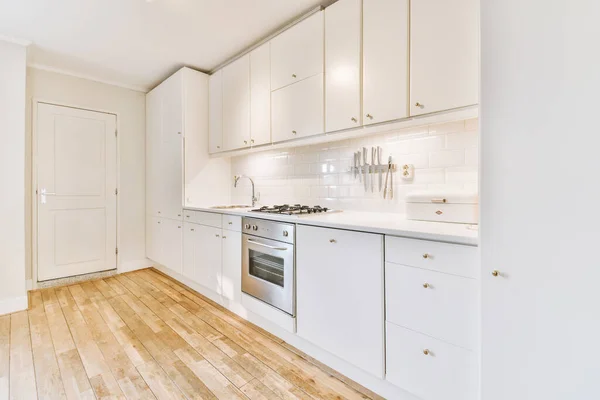 Interiör i modernt kök med vita möbler — Stockfoto