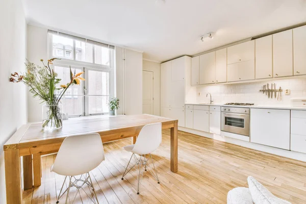 Modernt möblerat vardagsrum med kök — Stockfoto