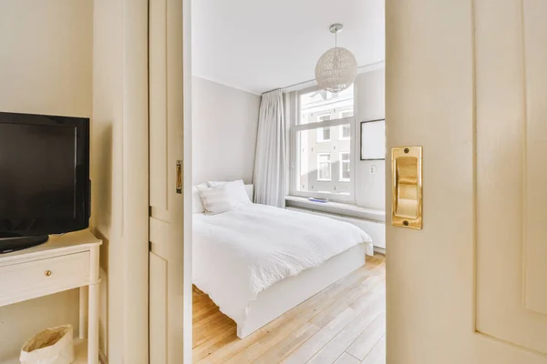 Светлая спальня с деревянным шкафом — стоковое фото