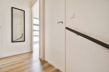 Geniş bir odanın içi.