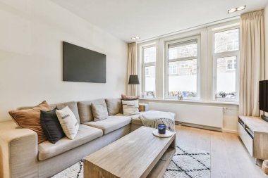 Modern dairede geniş bir oturma odası var.