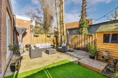 Oturma alanı olan düzgün bir veranda