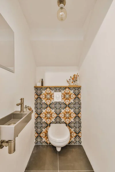 Prosta toaleta z małym zlewem — Zdjęcie stockowe