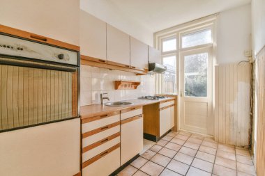 Mobilyaları ve aletleri olan modern ev mutfağı.