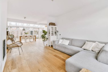 Modern apartmanın içinde rahat bir oturma odası.