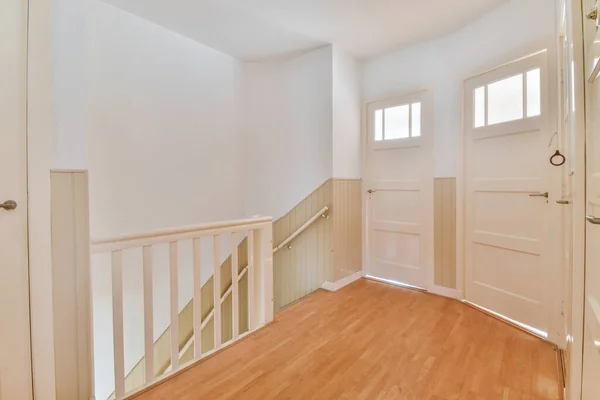 家の階段の近くの部屋のドア — ストック写真