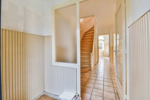 Escadaria de madeira no salão espaçoso do apartamento — Fotografia de Stock