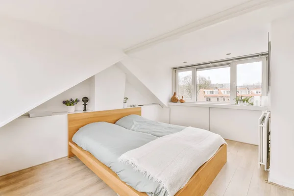 Helles Mansardenschlafzimmer mit Fenster — Stockfoto