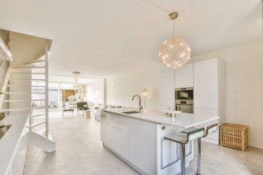 Modern mobilyalar hafif mutfakta.