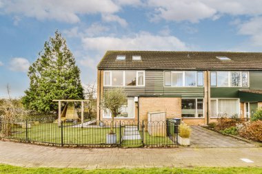 Ahşap kapılı tuğla bir binanın ön cephesi