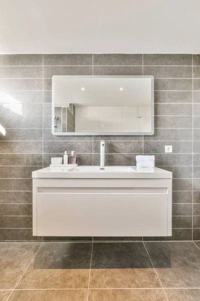 현대 화장실에 있는 잉크와 거울 — 스톡 사진