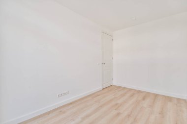 Geniş bir odanın içi.