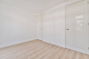 Geniş bir odanın içi.