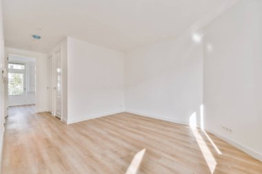 Geniş bir odanın içi.