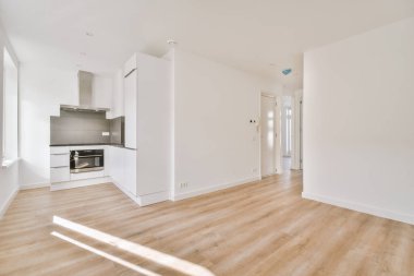 Geniş bir odanın içi.