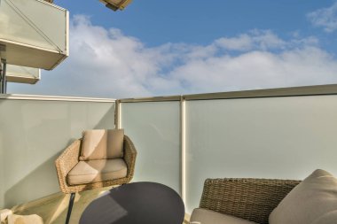 Sandalyeyle balkonu daralt