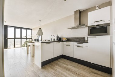 Yemek alanı olan modern mutfak.