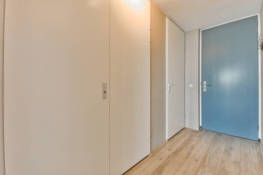 Modern apartmanın girişi ve koridoru