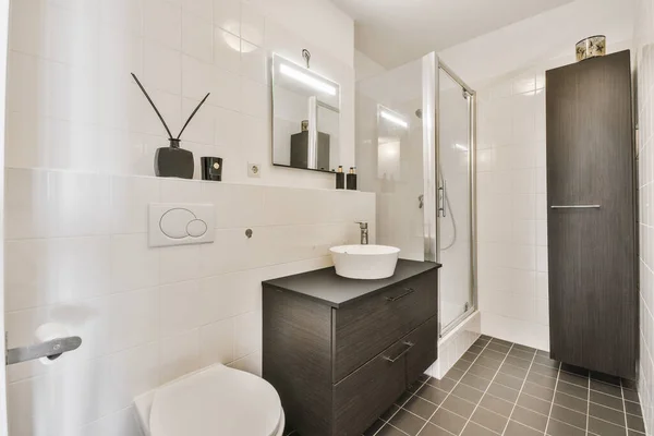 Современная открытая ванная комната в черно-белых тонах — стоковое фото