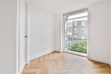 Boş beyaz odanın köşesi.