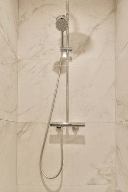 Modern banyoda duş kabini