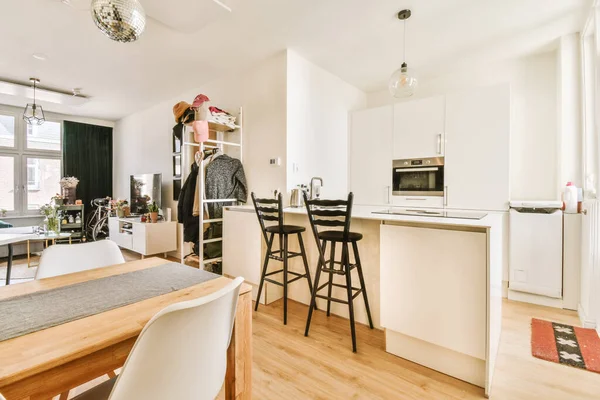Küche und Essbereich in moderner Wohnung — Stockfoto