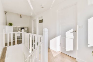 Geniş bir odanın içi.