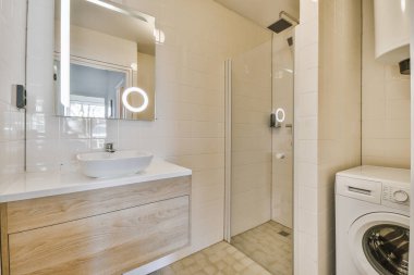 Işıl ışıl modern banyo.