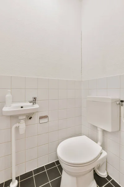 작고 깨끗 한 화장실 — 스톡 사진