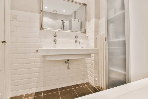 Víznyelő és tükör közelében fürdőszoba ajtó — Stock Fotó