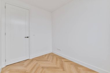 Kapısı olan beyaz boş odanın köşesi.