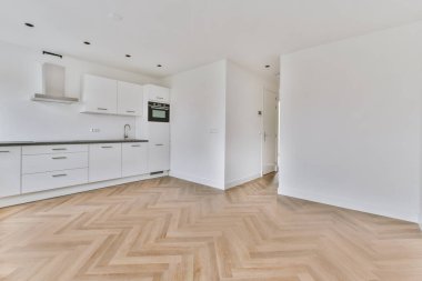 Koridorlu, ferah, beyaz bir mutfak.